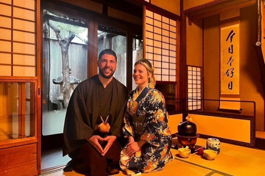 Et traditionelt japansk interiør med tatamimåtter, skydedøre og en kalligrafisk rulle. 3