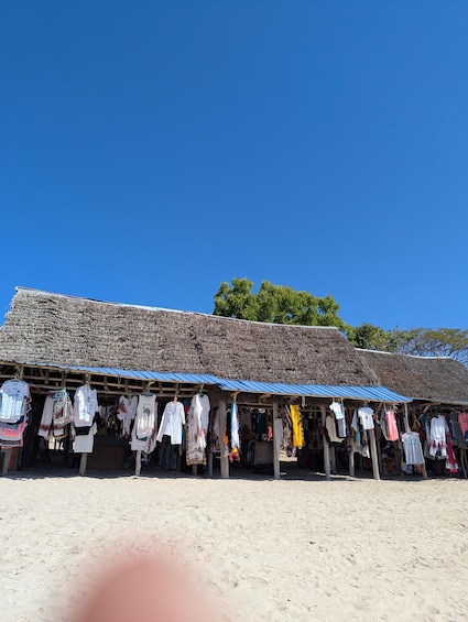 Ein Markt am Strand mit Ständen, die Kleidung verkaufen. 2