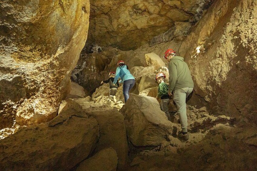 Personas haciendo senderismo en una cueva rocosa. 2