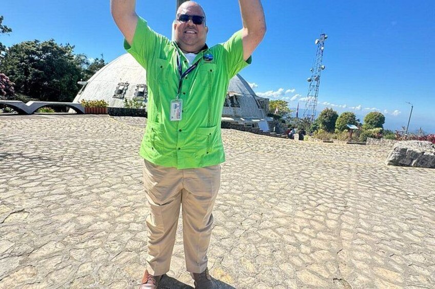 Una persona de pie sobre adoquines, con una cúpula y una torre al fondo. 5