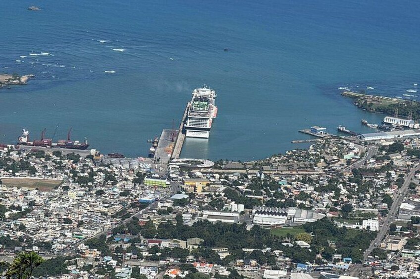 Un crucero amarrado en un puerto con un paisaje urbano al fondo. 4