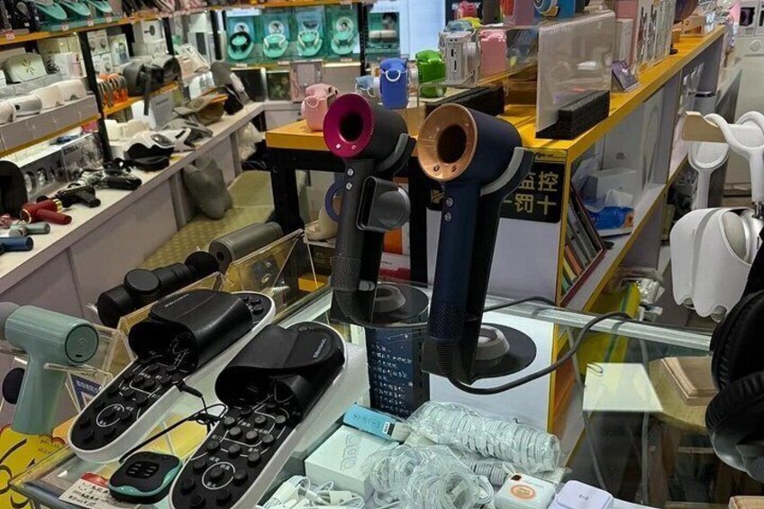 En butik med et udvalg af elektroniske apparater, herunder hovedtelefoner, højttalere og andet lydudstyr. 2