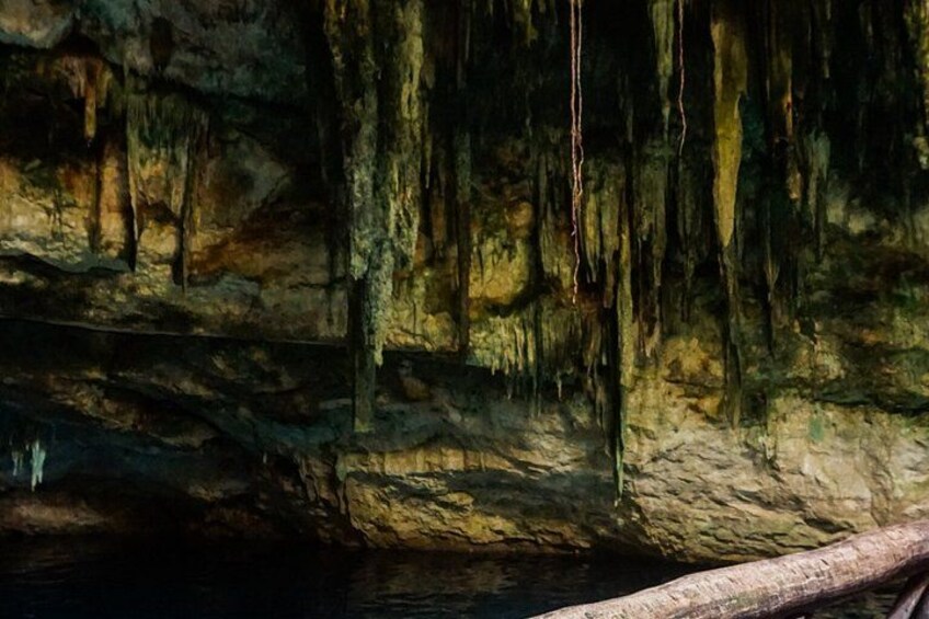 Een grotinterieur met stalactieten en -stalagmieten. 2