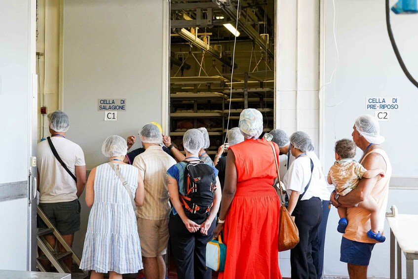 People standing in a line at a facility entrance, with signs reading 'CELLA DI SALAGIONE' and 'CELLA DI PRE-RIPOSO'. 3