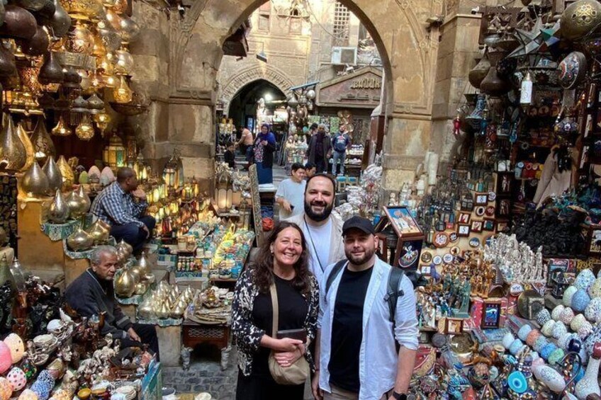 Ein lebhafter Markt mit Ständen, an denen Keramik, Schmuck und Textilien angeboten werden. 3