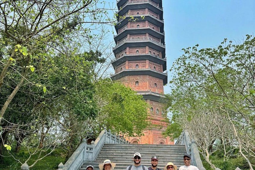 Una pagoda con più livelli, circondata da alberi e una scala che vi conduce. 3