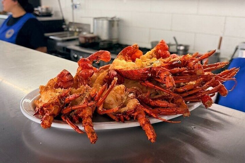 Une assiette de crabes cuits, avec une cuisine en arrière-plan. 5