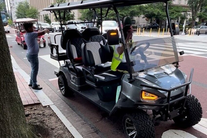 Un carrito de golf en una calle de la ciudad con un paso de peatones. 2