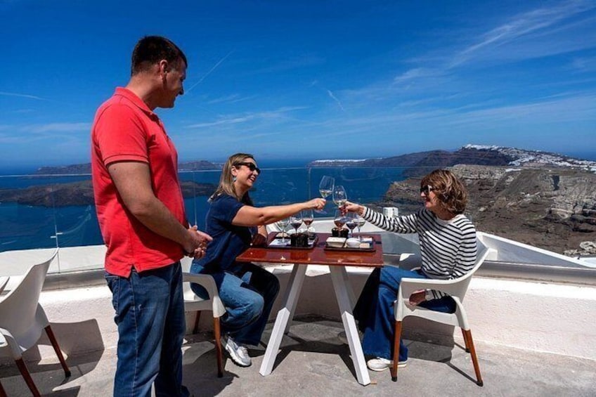 En grupp människor sitter vid ett bord med en vacker utsikt över havet. 4