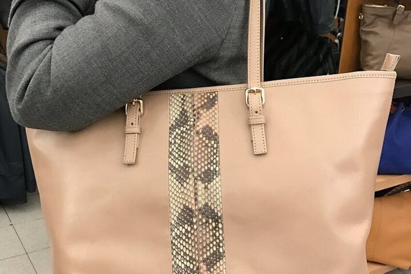 En beige håndtaske med en rem i slangeskinds-mønster. 2