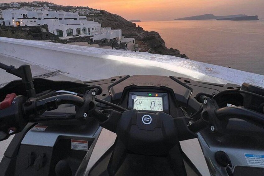 Un quad sulla spiaggia, con edifici bianchi sullo sfondo. 2