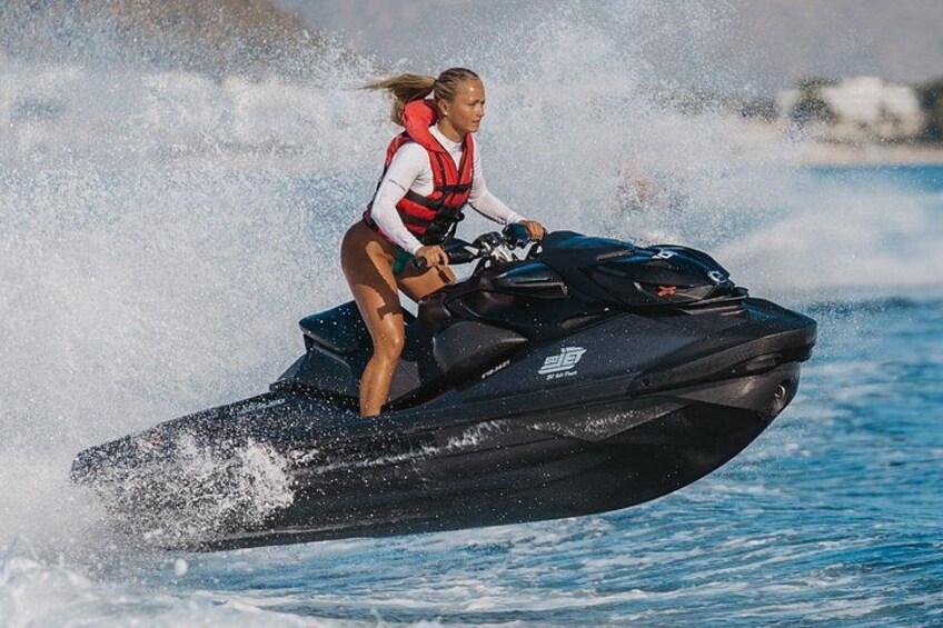 Una persona montando un jet ski sobre el agua. 1