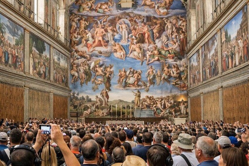 Una gran multitud dentro de un edificio histórico con un fresco famoso en el techo. 3