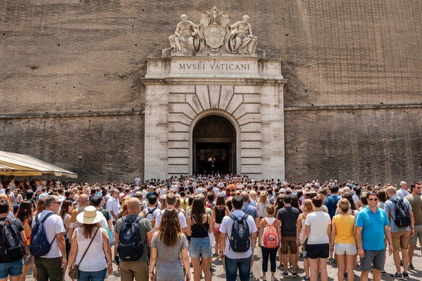Una multitud de gente frente a la entrada del Museo Vaticano. 2