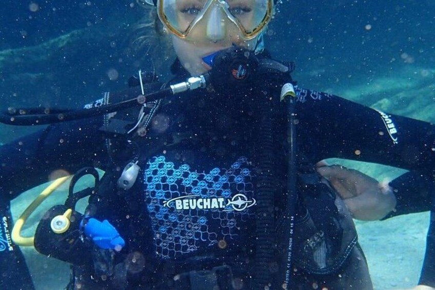 Una persona bucea con un traje de buceo Beuchat, bajo el agua. 2