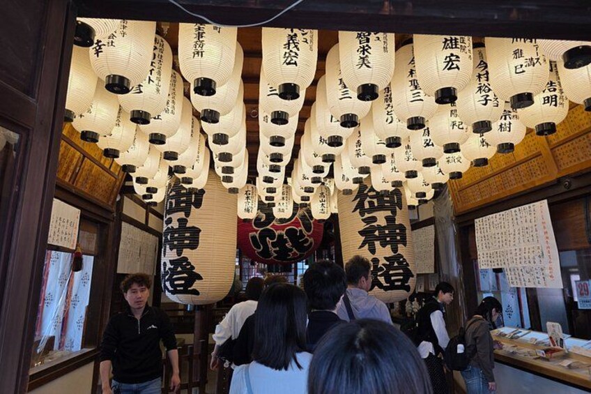 En traditionel japansk restaurantindretning med hængende papirlanterner og japansk kalligrafi. 4
