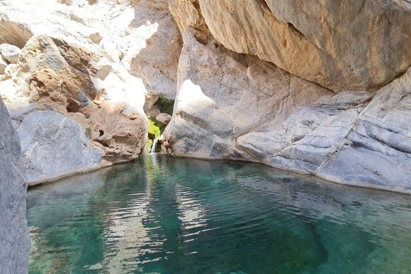 Una piscina natural rodeada de formaciones rocosas. 5