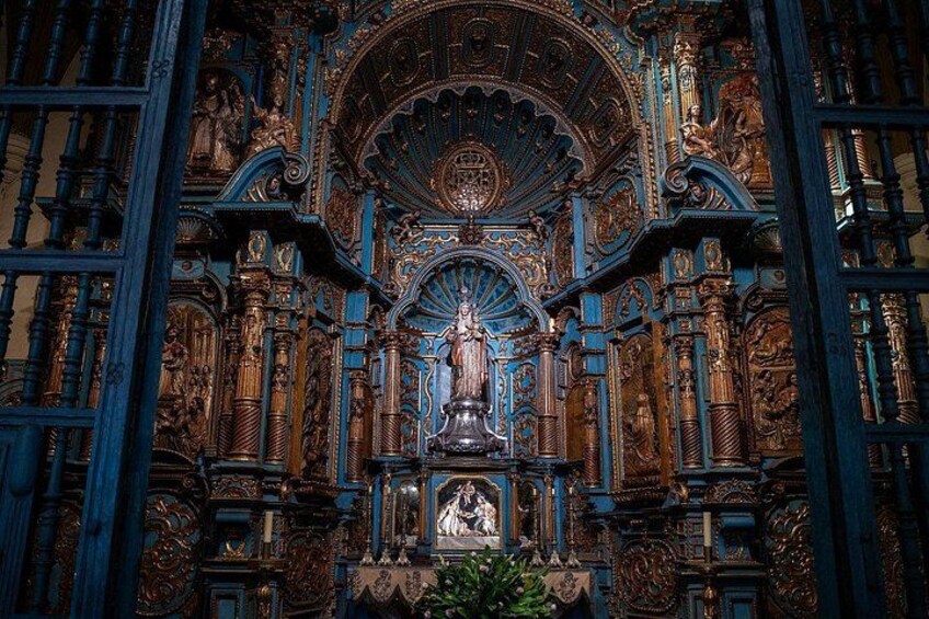 Interno di una chiesa decorata con intagli in legno elaborati e statue. 3