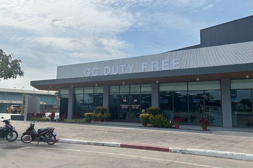 Ein Gebäude mit einem Schild, auf dem 'GC DUTY FREE' steht. 2