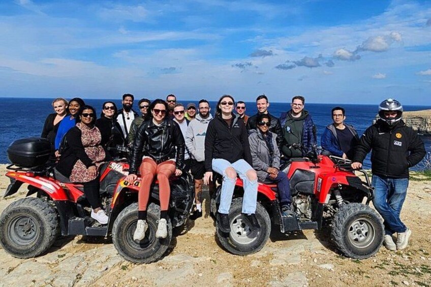 Un grupo de personas en vehículos todo terreno junto al mar. 5