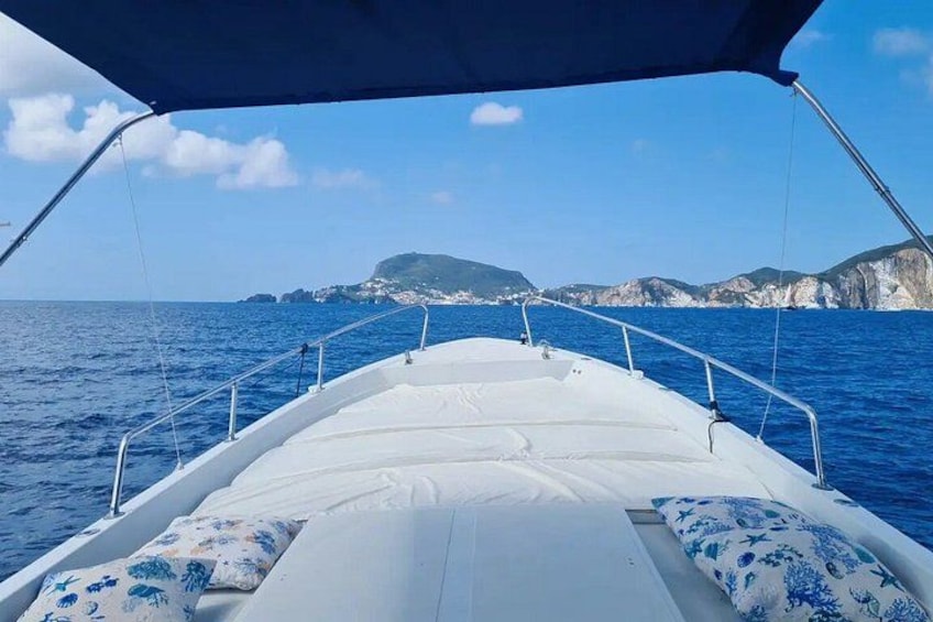 Het dek van een boot met uitzicht op de zee en verre kliffen. 2