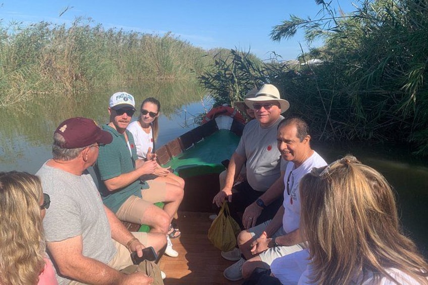 Un grupo de personas en un bote en un río rodeado de vegetación. 2