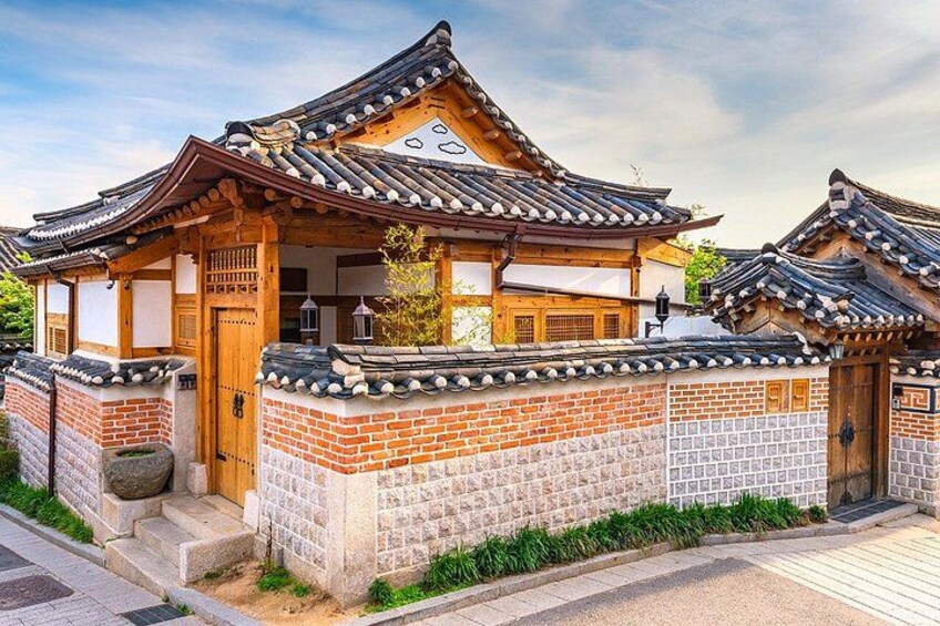 Un edificio coreano tradicional con tejados de tejas y muros de ladrillo. 2