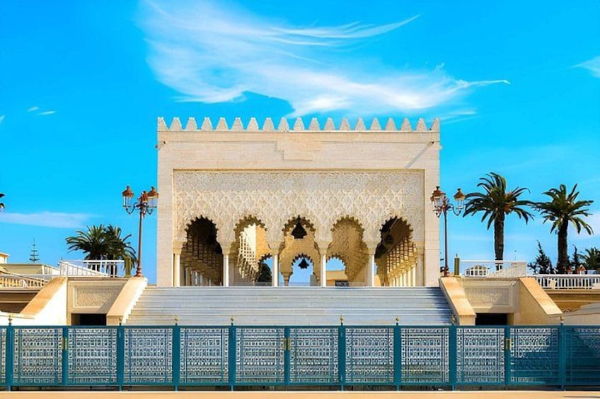 Un cancello storico con archi elaborati e un cielo azzurro intenso. 5