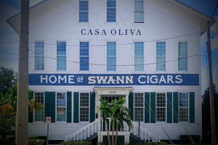 Un bâtiment portant l’enseigne « Casa Oliva » et « Maison des cigares Swann ». 5