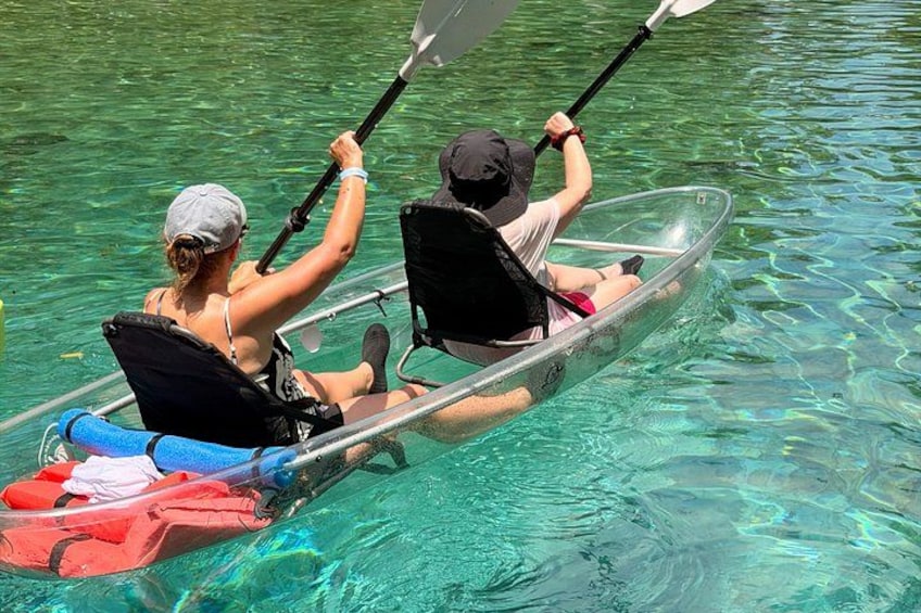 Dos personas haciendo kayak en aguas claras. 1