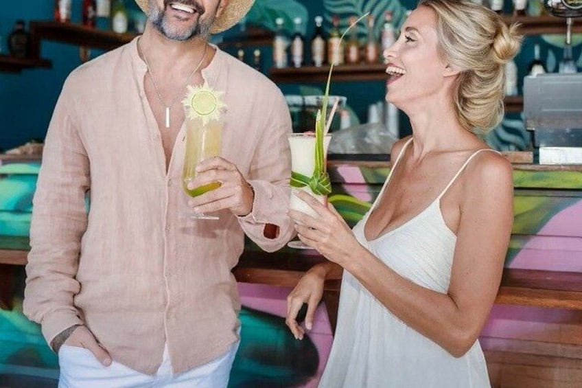 Una persona che tiene in mano una bevanda con una cannuccia e una fetta di lime. 5