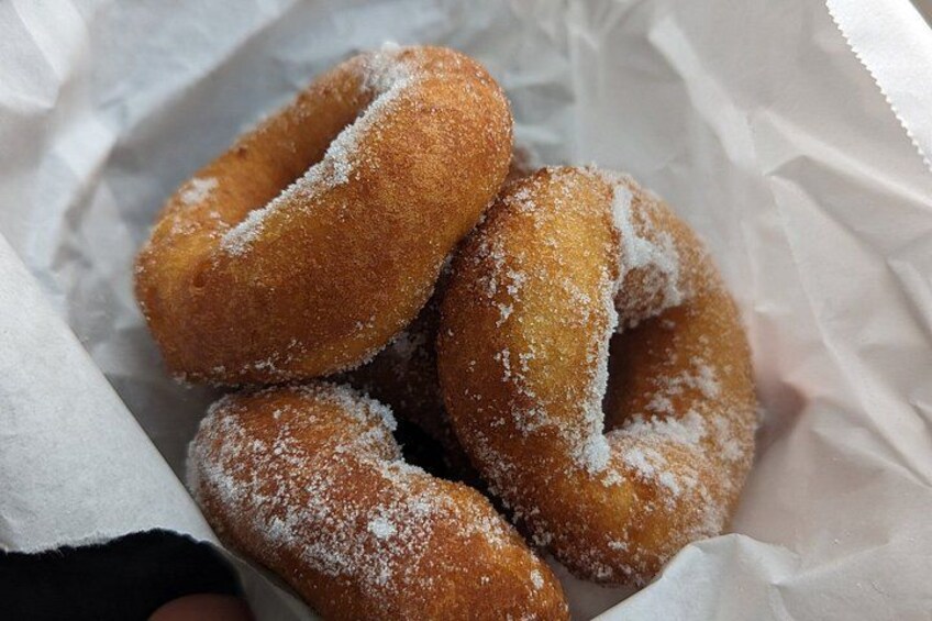 Un cestino di ciambelle cosparse di zucchero. 4