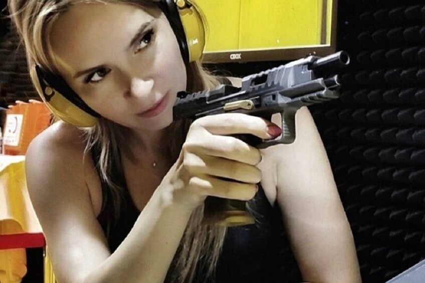 En person som håller i en pistol. 5