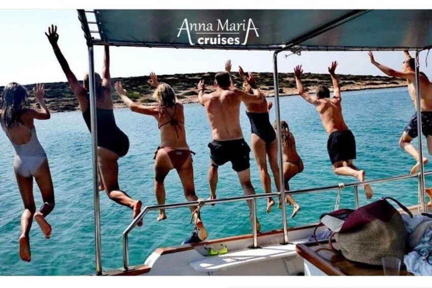 Personas saltando desde un barco al agua. 5