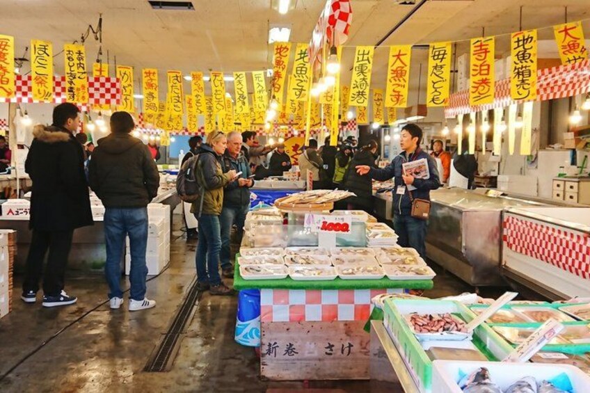 Un marché animé où les gens font leurs courses et les vendeurs proposent leurs produits. 4
