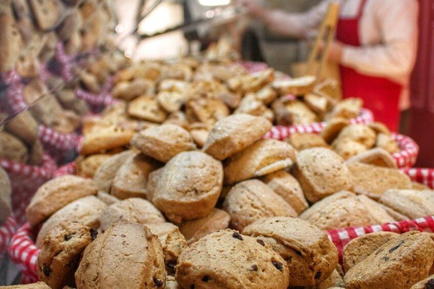 Una selezione di biscotti in cesti. 5