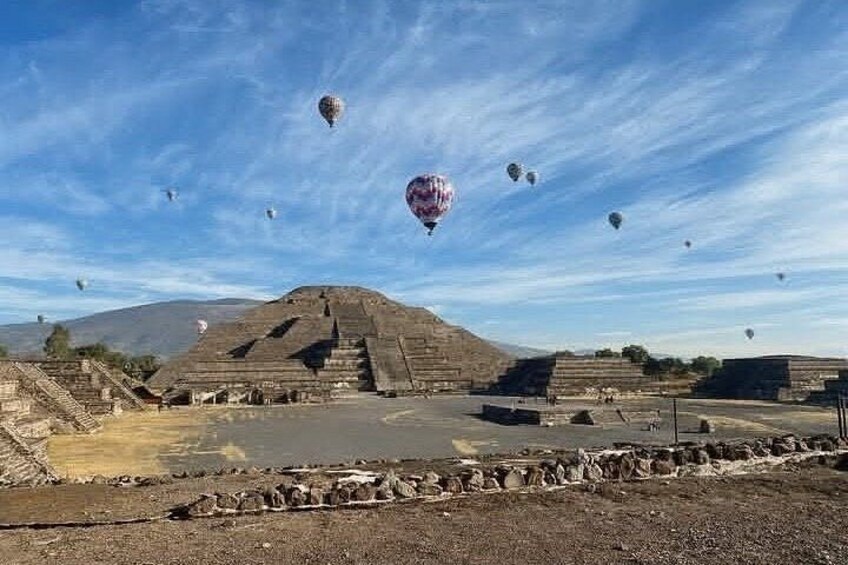 En pyramid, varmluftsballonger och en klar himmel. 4