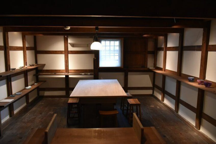 Une pièce de style japonais traditionnel, avec un sol recouvert de tatamis, une table basse et des poutres en bois. 3