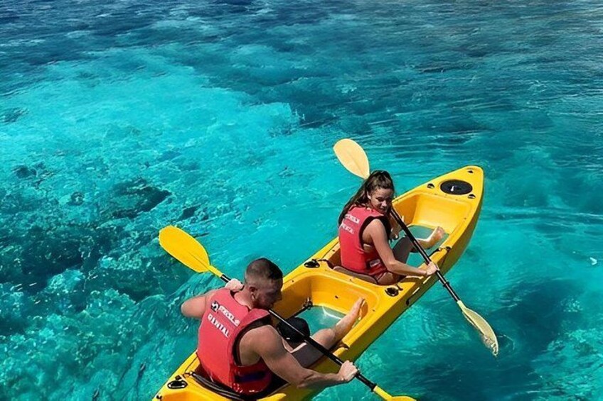 Due persone che fanno kayak in un mare cristallino. 3
