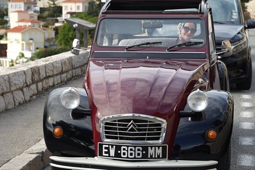 Un'auto d'epoca con targa EW-666-MM parcheggiata in strada. 1