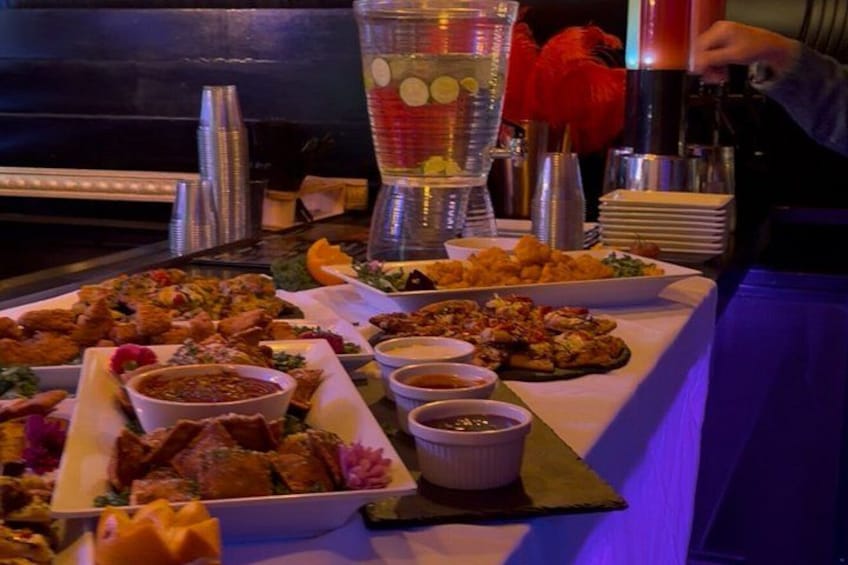 Una mesa de buffet con diversos platos y bebidas. 2