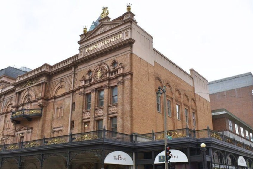 Een historisch theater met versierde architectuur en een balkon. 4