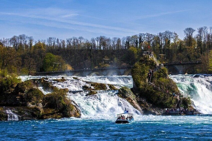 Una cascada, un bote y una zona boscosa. 5
