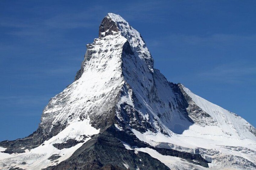 Un pico nevado de montaña con cielo despejado. 5