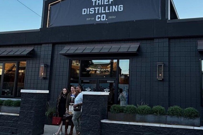 En bygning med et skilt, der viser 'THIEF DISTILLING CO'. 4