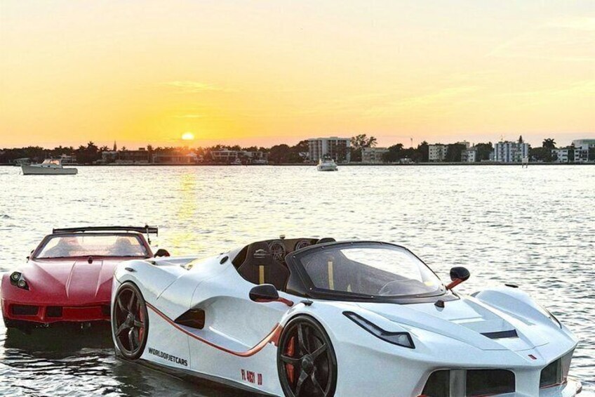To sportsvogne parkeret ved en havnefront i solnedgang. 4