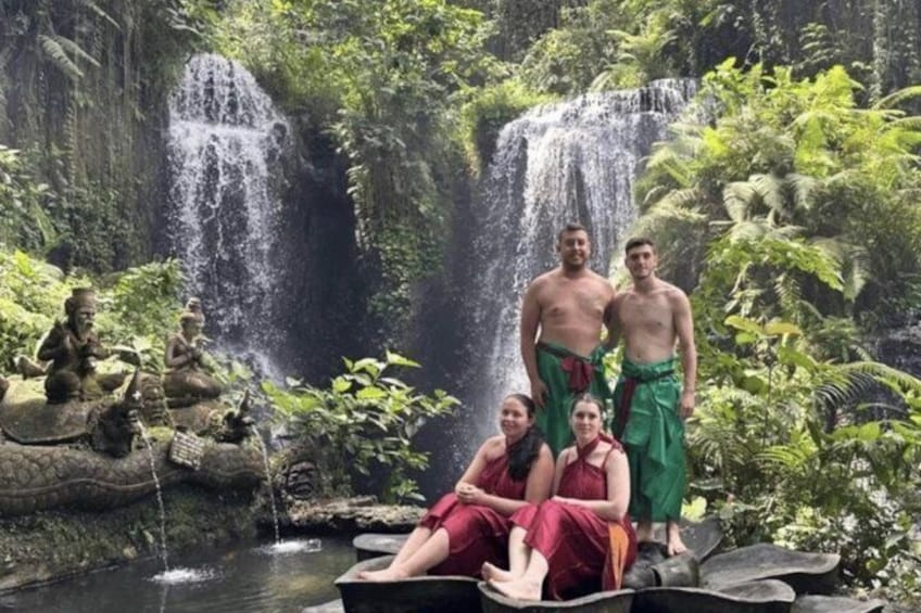 Una cascada, personas sentadas y alguien de pie. 4
