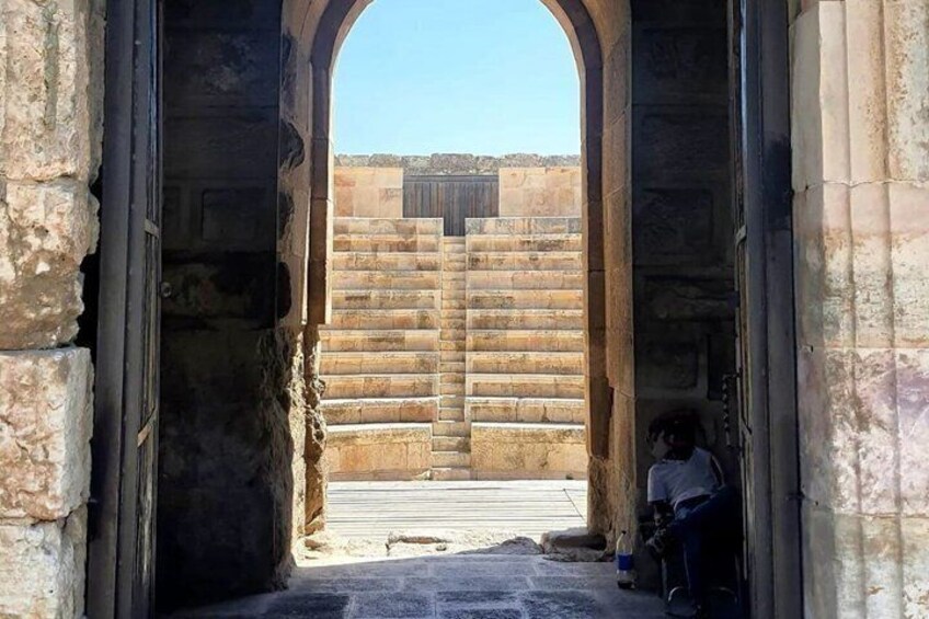 Un arco de entrada que da a una pared de piedra con una ventana. 3