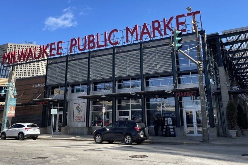 La façade du bâtiment du marché public de Milwaukee, avec des voitures garées devant. 5