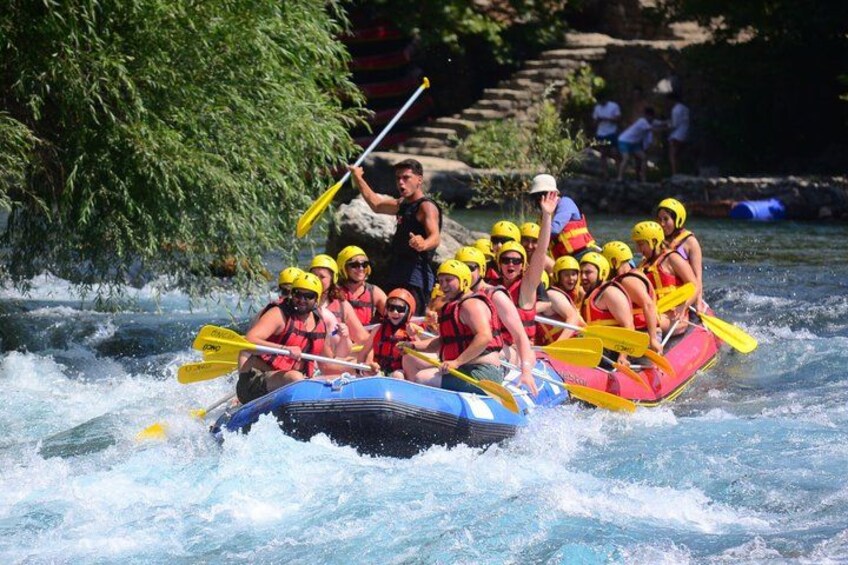 Un grupo de personas en una balsa navegando un río con rápidos. 2